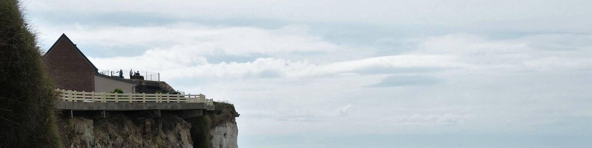 It seems like the "White Cliffs of Dover", but those are the cliffs of Ault. When you look at the map you can see that they are almost opposite the British "Seven Sisters" (Eastbourne). That reminds us that 450,000 years ago a limestone land bridge connected France with England. But then came the first "Brexit": the land bridge collapsed.