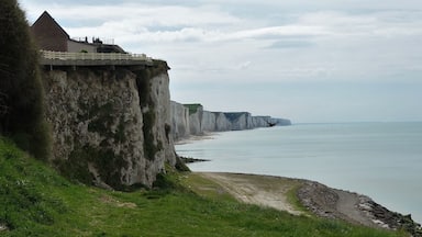 It seems like the "White Cliffs of Dover", but those are the cliffs of Ault. When you look at the map you can see that they are almost opposite the British "Seven Sisters" (Eastbourne). That reminds us that 450,000 years ago a limestone land bridge connected France with England. But then came the first "Brexit": the land bridge collapsed.
