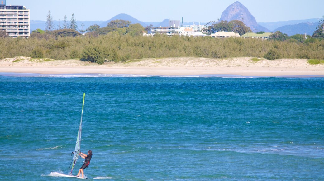 Golden Beach som visar kustutsikter och vindsurfing