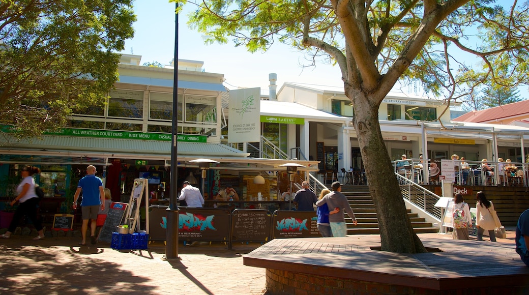 Sunshine Beach featuring markets and street scenes as well as a large group of people