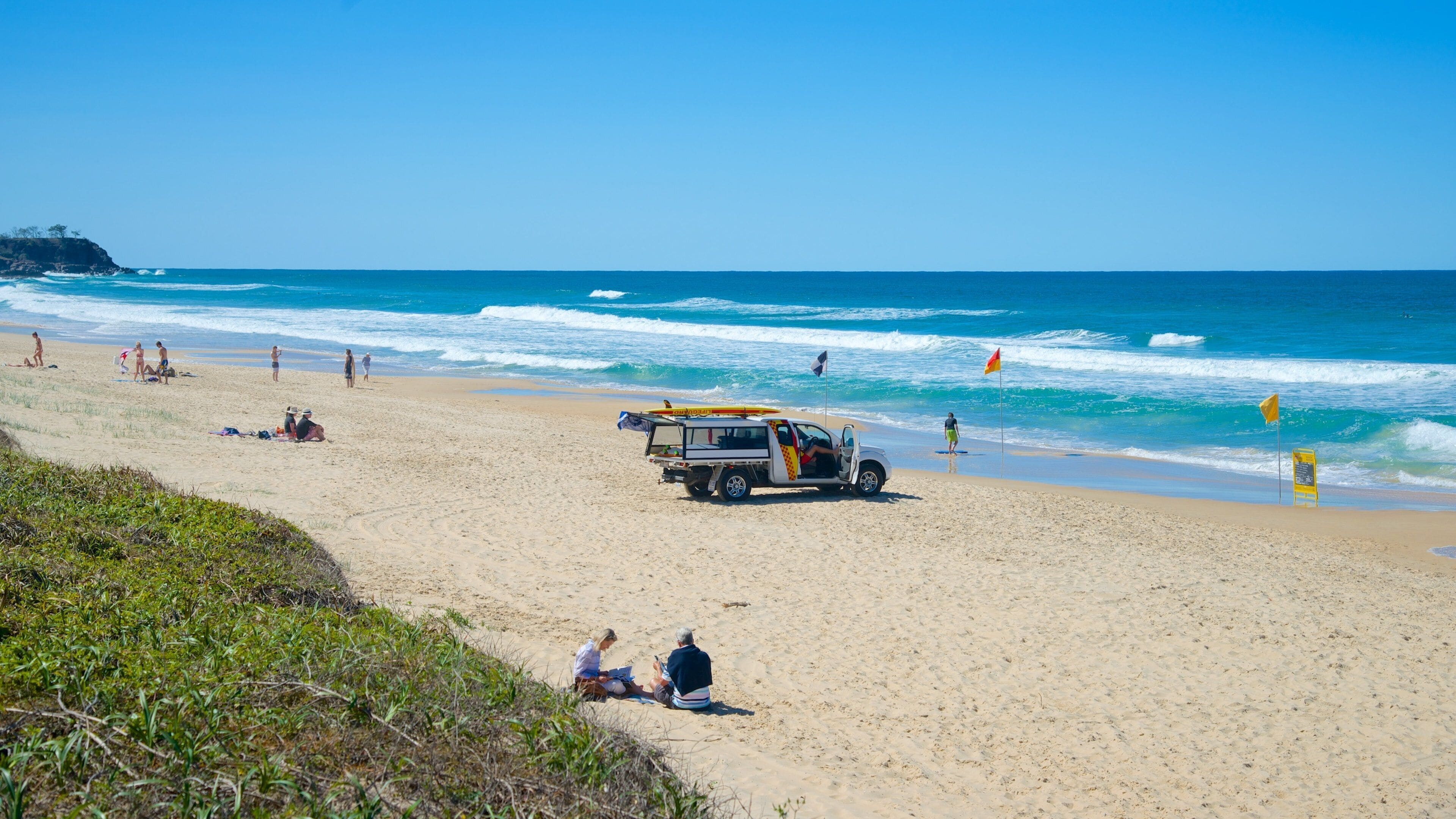 Sunshine Beach mostrando paisagem e uma praia de areia