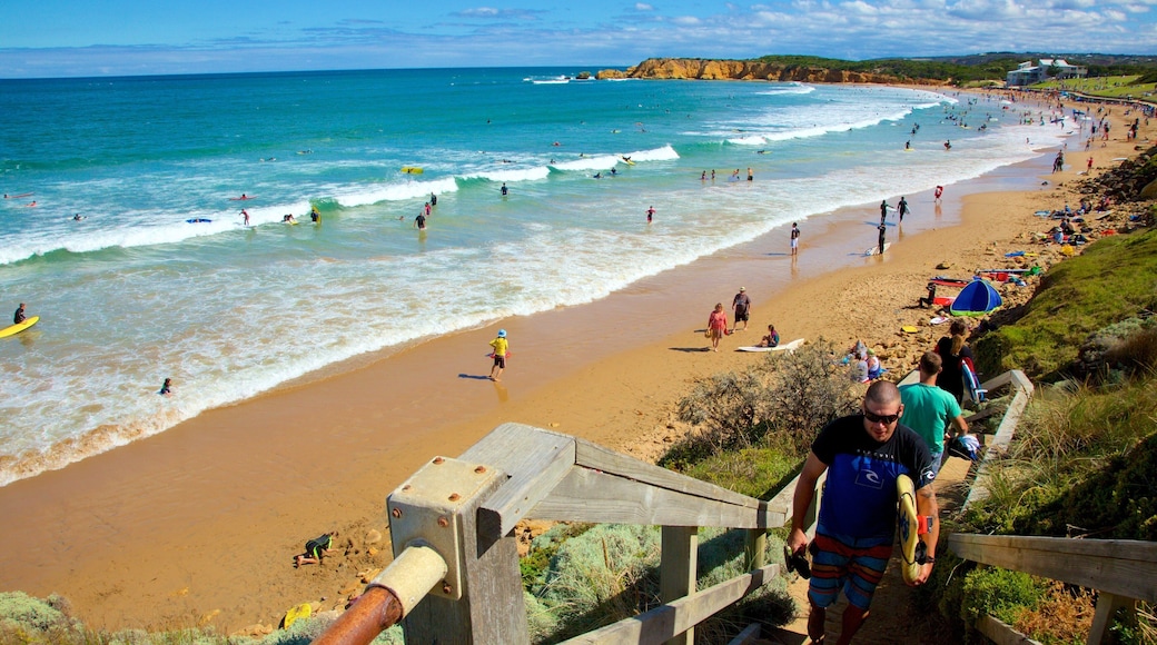 Torquay mostrando una playa y una bahía o puerto y también un gran grupo de personas