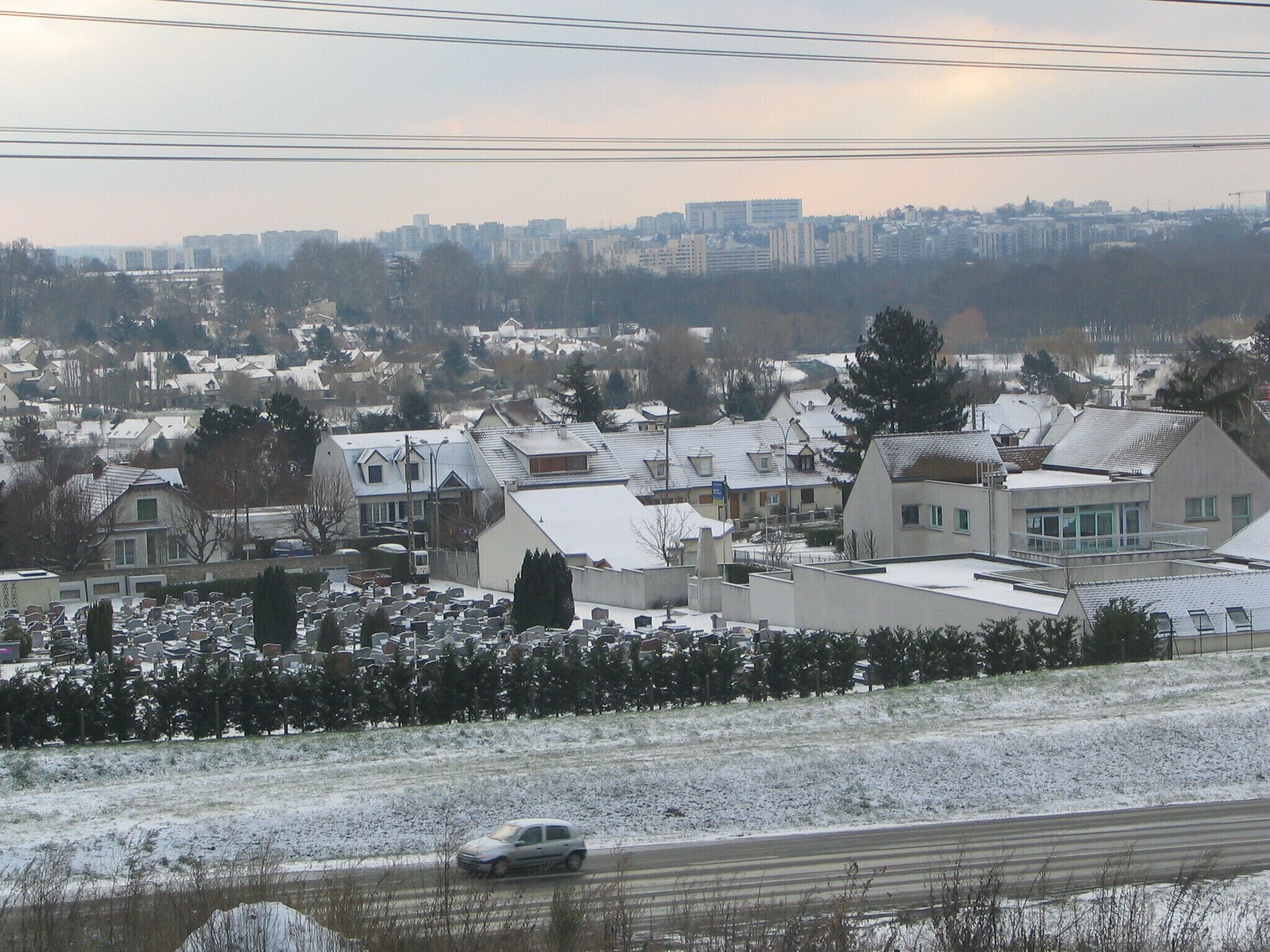 Igny centre sous la neige. au premier plan la N444 et derrière, le cimetière et le centre de l'enfance F. Dolto.