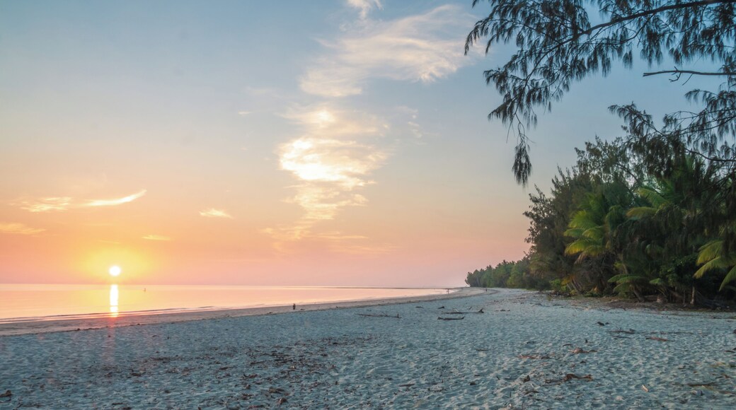 Sunrise at Four Mile Beach
#sunrise #beach