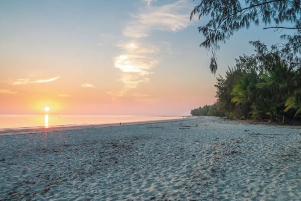 Sunrise at Four Mile Beach
#sunrise #beach