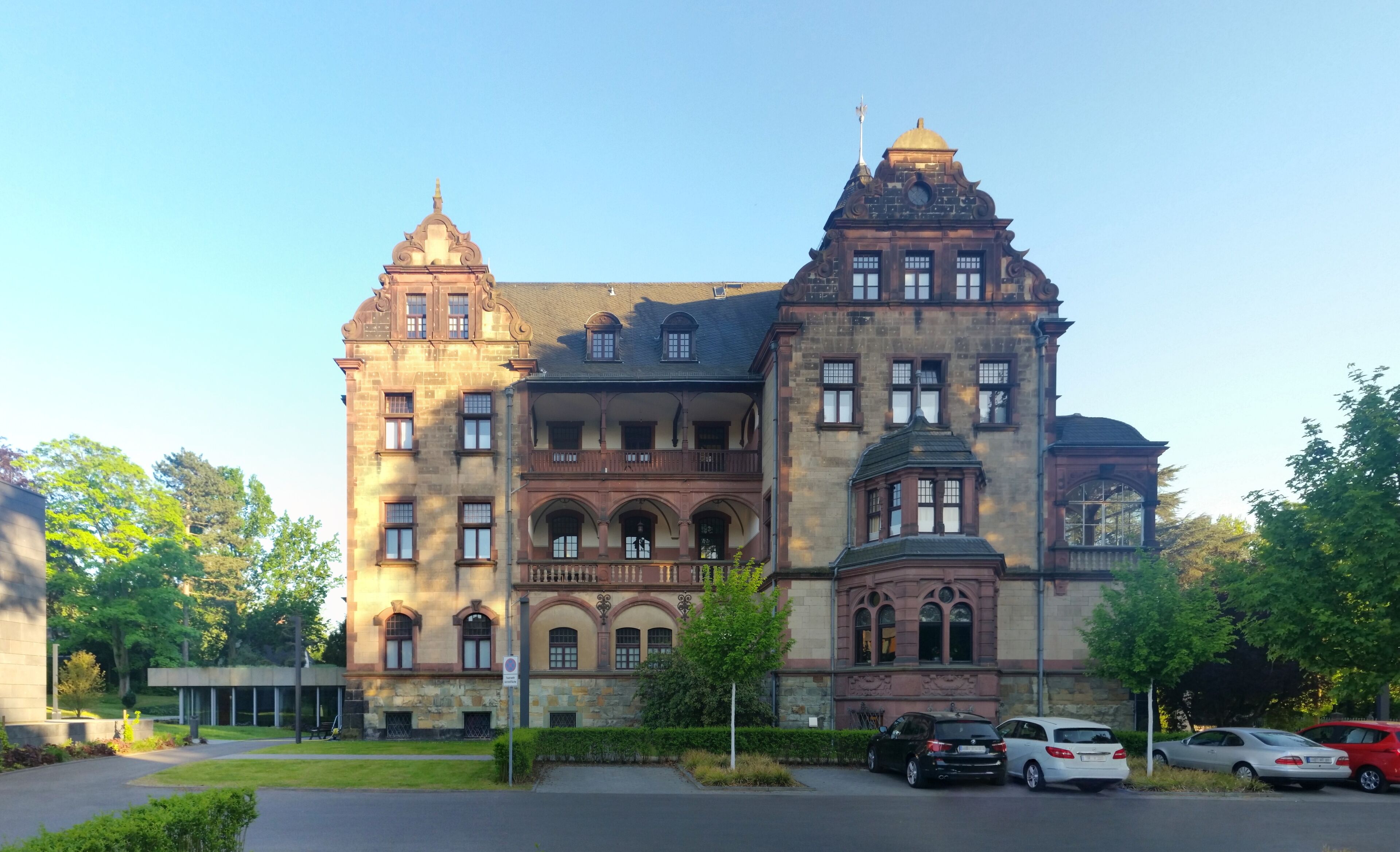 Hölterhoffstift (Nordseite) am Physikzentrum Bad Honnef mit Gästehaus