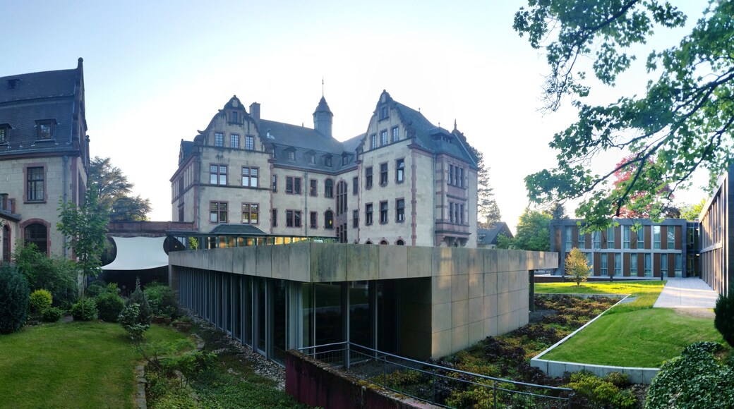 Physikzentrum Bad Honnef mit Hörsaal (im Vordergrund) und Hölterhoffstift (hinten)