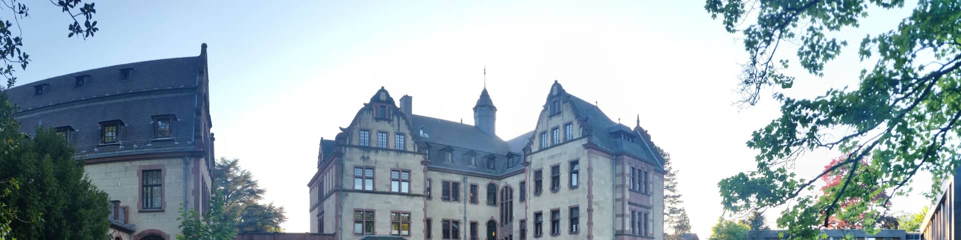 Physikzentrum Bad Honnef mit Hörsaal (im Vordergrund) und Hölterhoffstift (hinten)