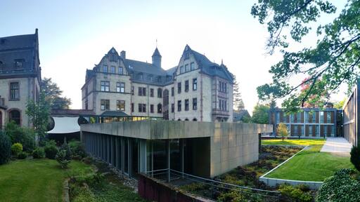 Physikzentrum Bad Honnef mit Hörsaal (im Vordergrund) und Hölterhoffstift (hinten)