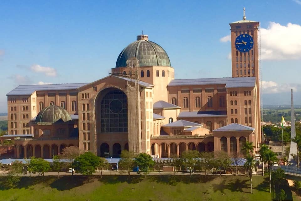 Um grande edifício com cúpula e torre do relógio.