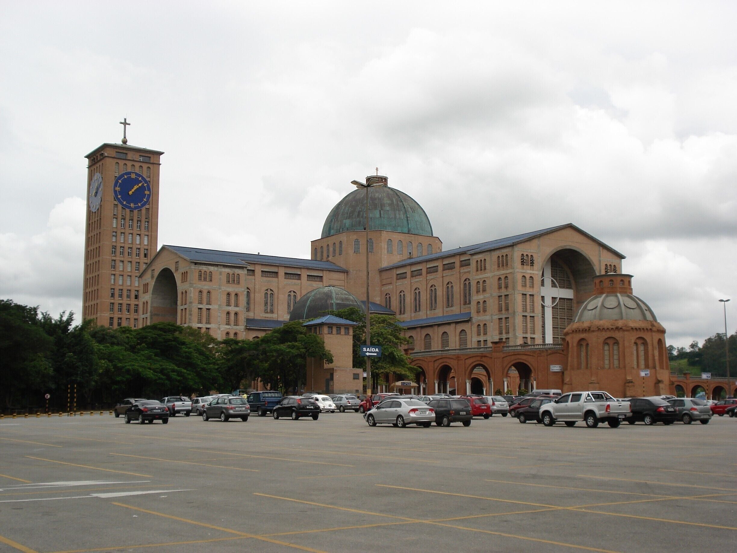 This is the Aparecida´s Basilica. It´s a really peaceful and beautiful place, but visitors should avoid holidays. The church gets really full of people during holidays and it gets hard to do prayers and walk around. It´s easy to go there by car from São Paulo. Roads are great!