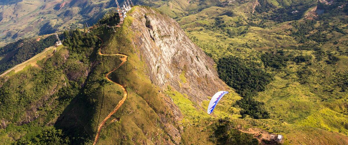 Paisagem aérea em Governador Valadares com Paraglider e pico do ibituruna e vale do rio Doce