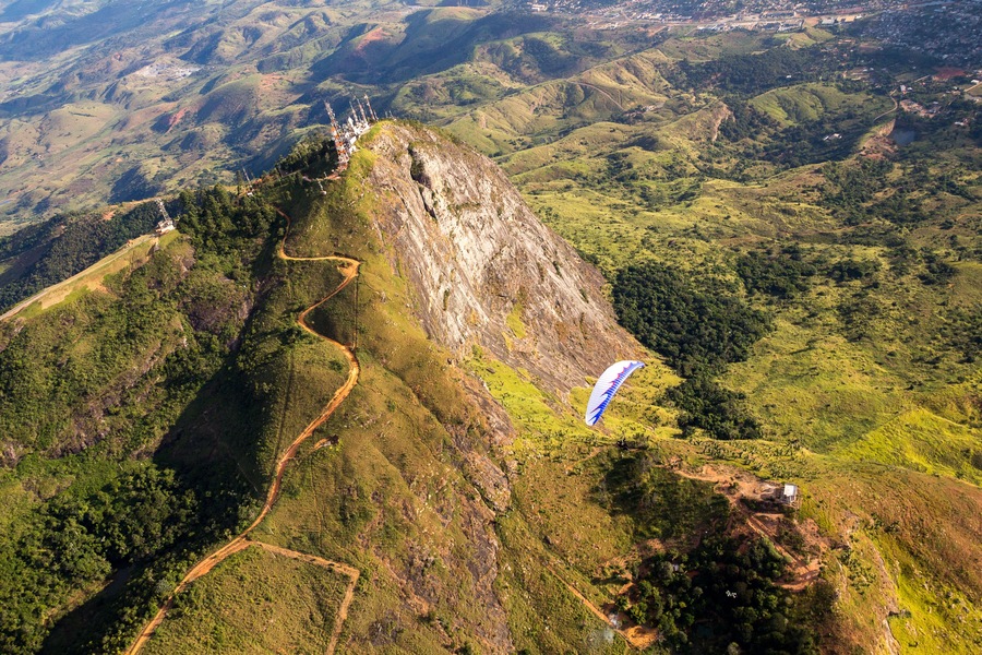 Paisagem aérea em Governador Valadares com Paraglider e pico do ibituruna e vale do rio Doce