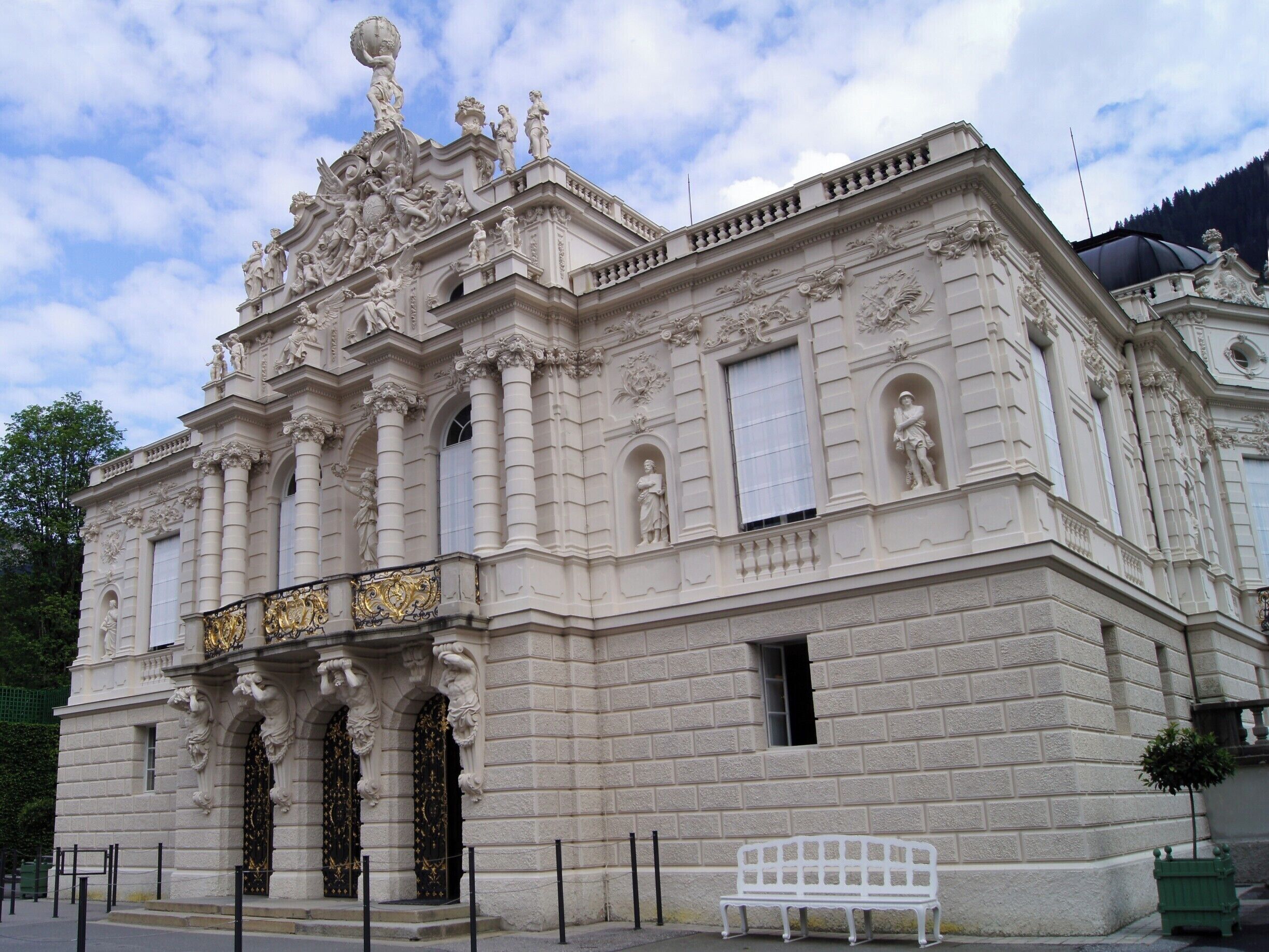 Linderhof Palace é um dos castelos idealizados por Ludwig II. Tem algumas  semelhanças com o Peterhof de Saint  Petersburg, só que, em escala muito menor.

#Linderhof