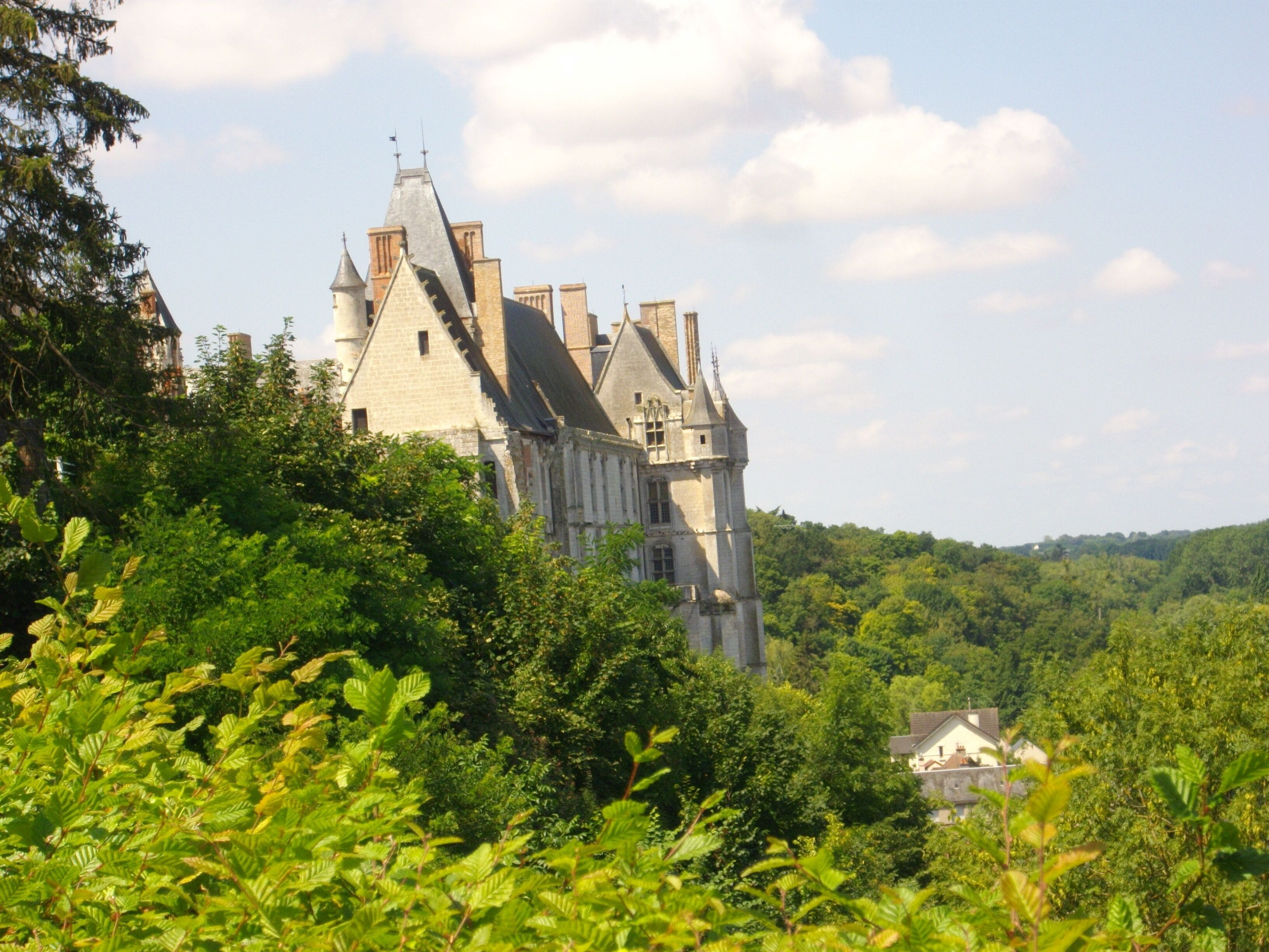 This building is indexed in the Base Mérimée, a database of architectural heritage maintained by the French Ministry of Culture, under the reference PA00097021 .