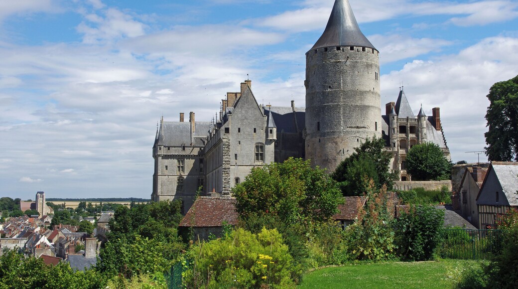 Chùteaudun (Eure-et-Loir) L'aile Dunois (XV), la Grosse Tour ou Donjon (XII) et l'escalier de l'aile Longueville (XVI). A gauche, le clocher (XVI) de l'église Saint-Jean de la Chaßne. L'imposante tour, caractéristique du moyen-ùge, fut édifiée vers 1180 par Thibaud V, comte de Blois. Haut de 31 mÚtres, d'un diamÚtre de 17 mÚtres, avec des murs de 4 mÚtres d'épaisseur à la base, c'est l'un des donjons les mieux conservés de France. L'aile ouest, ou l'aile Dunois a été élevée par Jehan de Dunois pour y loger sa famille entre 1459 et 1468. La façade donnant sur le Loir se caractérise par des échauguettes d'angles et une série de ressauts sur une hauteur d'une soixantaine de mÚtres.