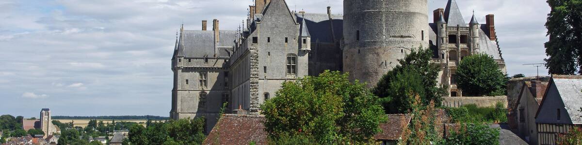 Châteaudun (Eure-et-Loir) L'aile Dunois (XV), la Grosse Tour ou Donjon (XII) et l'escalier de l'aile Longueville (XVI). A gauche, le clocher (XVI) de l'église Saint-Jean de la Chaîne. L'imposante tour, caractéristique du moyen-âge, fut édifiée vers 1180 par Thibaud V, comte de Blois. Haut de 31 mètres, d'un diamètre de 17 mètres, avec des murs de 4 mètres d'épaisseur à la base, c'est l'un des donjons les mieux conservés de France. L'aile ouest, ou l'aile Dunois a été élevée par Jehan de Dunois pour y loger sa famille entre 1459 et 1468. La façade donnant sur le Loir se caractérise par des échauguettes d'angles et une série de ressauts sur une hauteur d'une soixantaine de mètres.