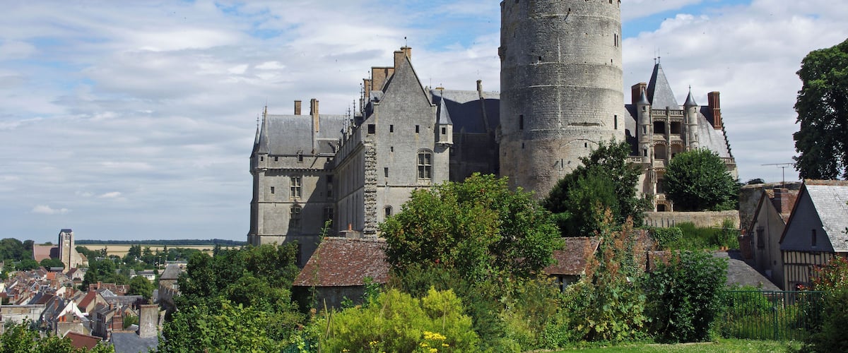 Châteaudun (Eure-et-Loir) L'aile Dunois (XV), la Grosse Tour ou Donjon (XII) et l'escalier de l'aile Longueville (XVI). A gauche, le clocher (XVI) de l'église Saint-Jean de la Chaîne. L'imposante tour, caractéristique du moyen-âge, fut édifiée vers 1180 par Thibaud V, comte de Blois. Haut de 31 mètres, d'un diamètre de 17 mètres, avec des murs de 4 mètres d'épaisseur à la base, c'est l'un des donjons les mieux conservés de France. L'aile ouest, ou l'aile Dunois a été élevée par Jehan de Dunois pour y loger sa famille entre 1459 et 1468. La façade donnant sur le Loir se caractérise par des échauguettes d'angles et une série de ressauts sur une hauteur d'une soixantaine de mètres.