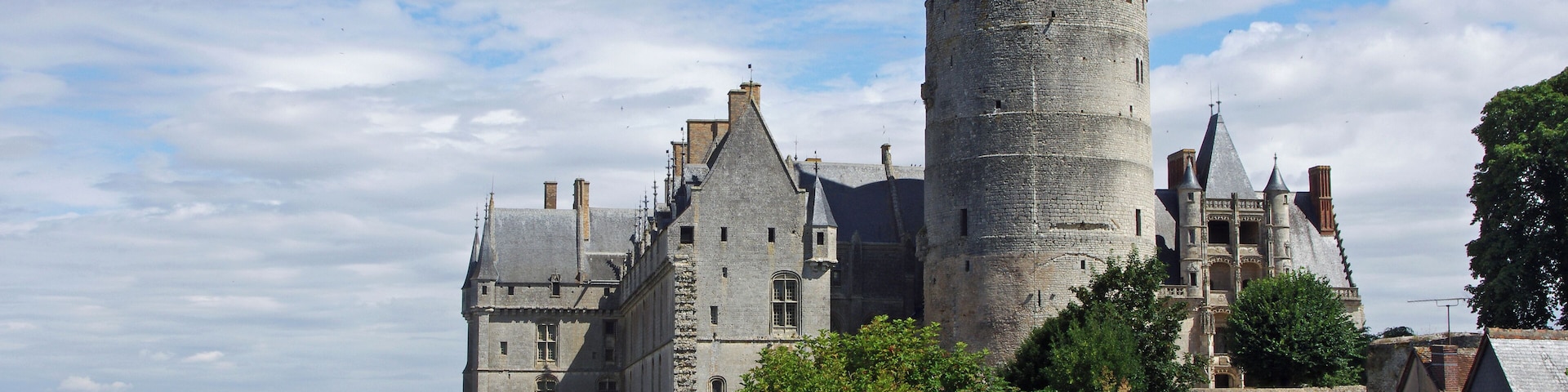 Châteaudun (Eure-et-Loir) L'aile Dunois (XV), la Grosse Tour ou Donjon (XII) et l'escalier de l'aile Longueville (XVI). A gauche, le clocher (XVI) de l'église Saint-Jean de la Chaîne. L'imposante tour, caractéristique du moyen-âge, fut édifiée vers 1180 par Thibaud V, comte de Blois. Haut de 31 mètres, d'un diamètre de 17 mètres, avec des murs de 4 mètres d'épaisseur à la base, c'est l'un des donjons les mieux conservés de France. L'aile ouest, ou l'aile Dunois a été élevée par Jehan de Dunois pour y loger sa famille entre 1459 et 1468. La façade donnant sur le Loir se caractérise par des échauguettes d'angles et une série de ressauts sur une hauteur d'une soixantaine de mètres.