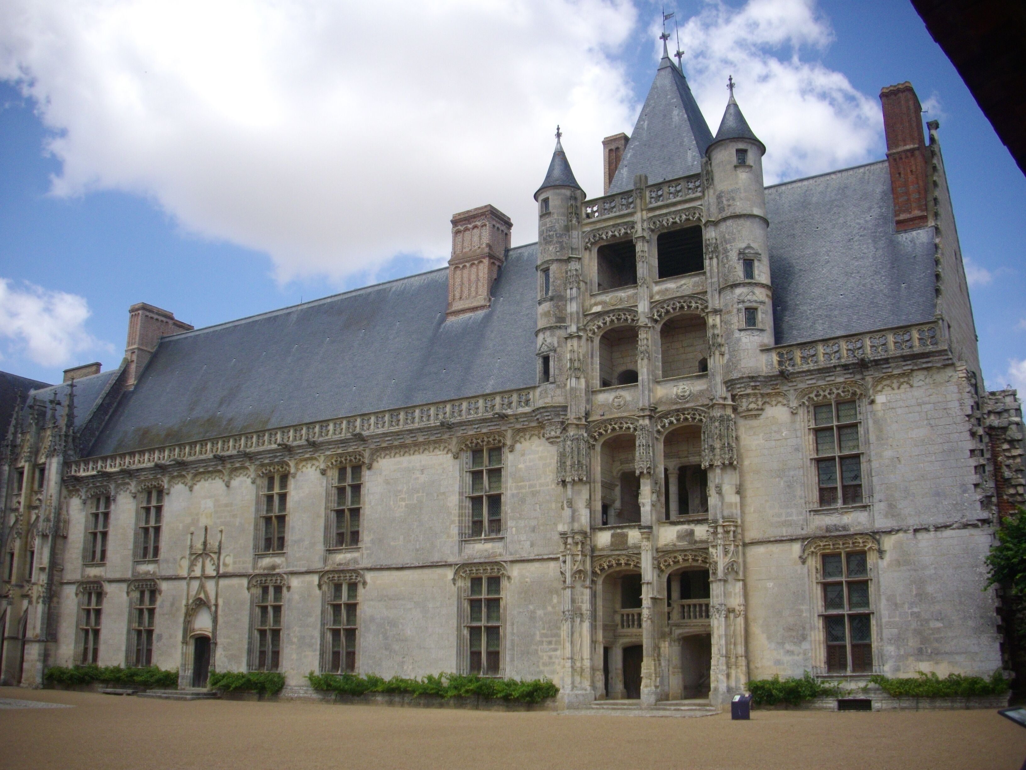 This building is indexed in the Base Mérimée, a database of architectural heritage maintained by the French Ministry of Culture, under the reference PA00097021 .