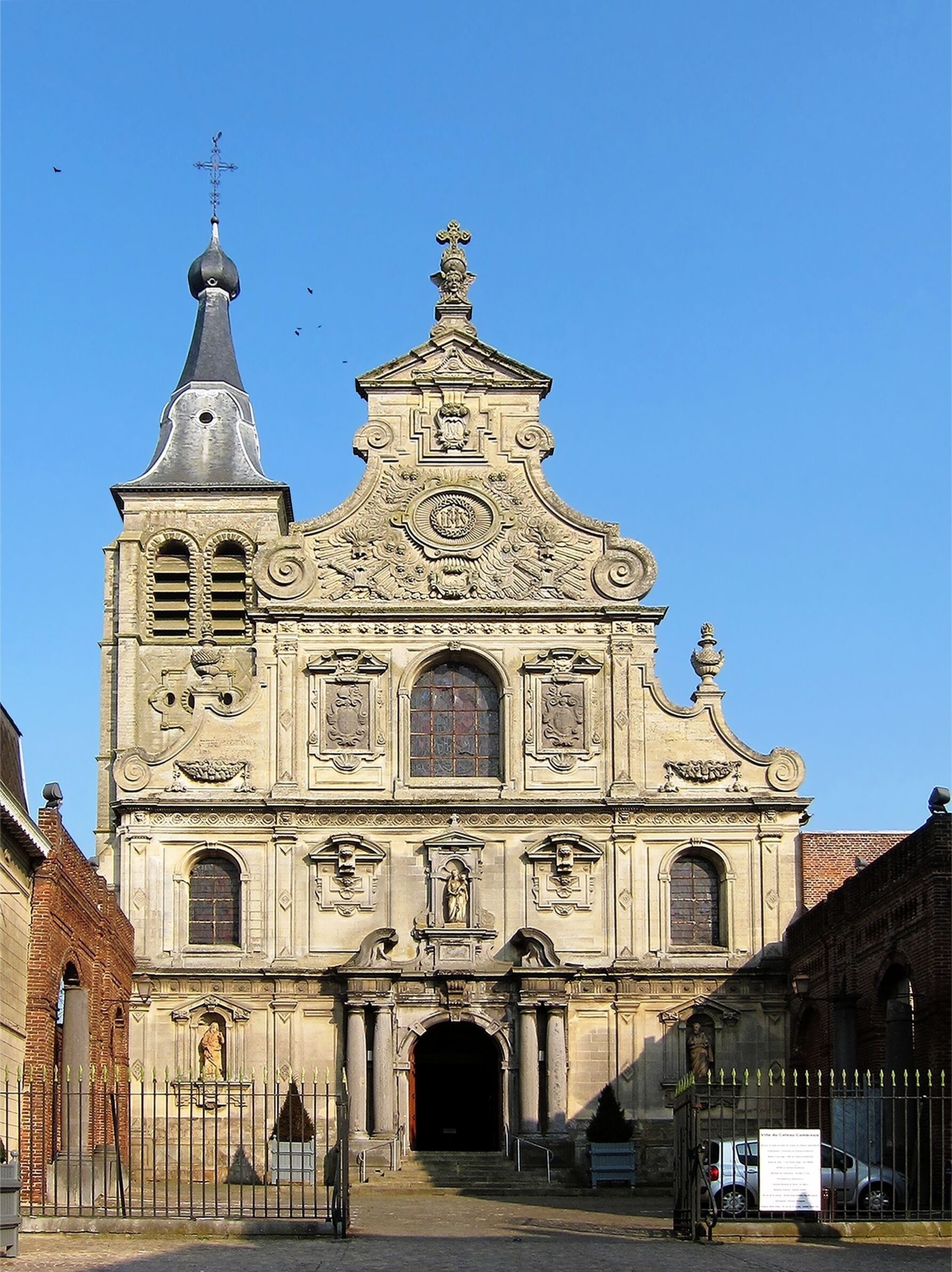 La façade de la collégiale Saint-Martin au Cateau-Cambrésis.