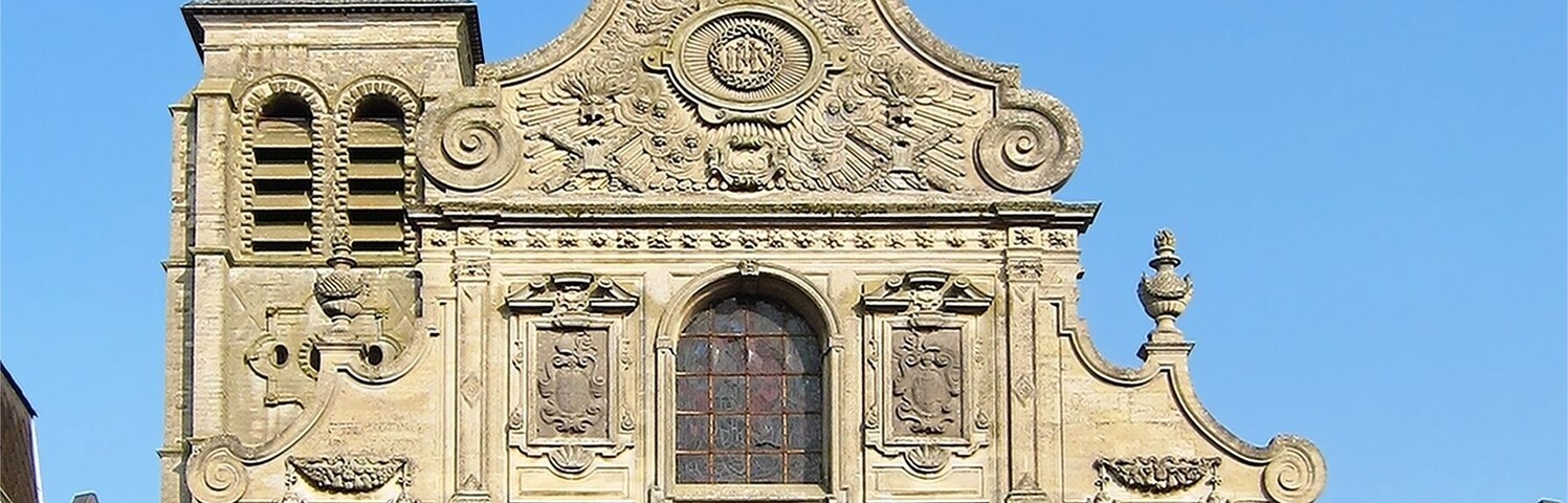 La façade de la collégiale Saint-Martin au Cateau-Cambrésis.