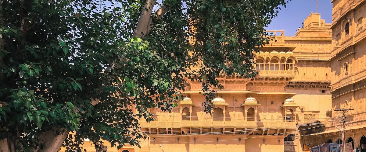 The vibrance inside the Sonar Kella. #goldenfortressofjaisalmer #rajasthandiaries #InStone