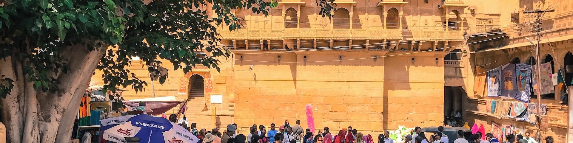 The vibrance inside the Sonar Kella. #goldenfortressofjaisalmer #rajasthandiaries #InStone