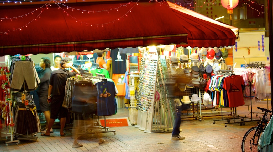 Área comercial de Bugis Street ofreciendo escenas cotidianas, compras y escenas nocturnas
