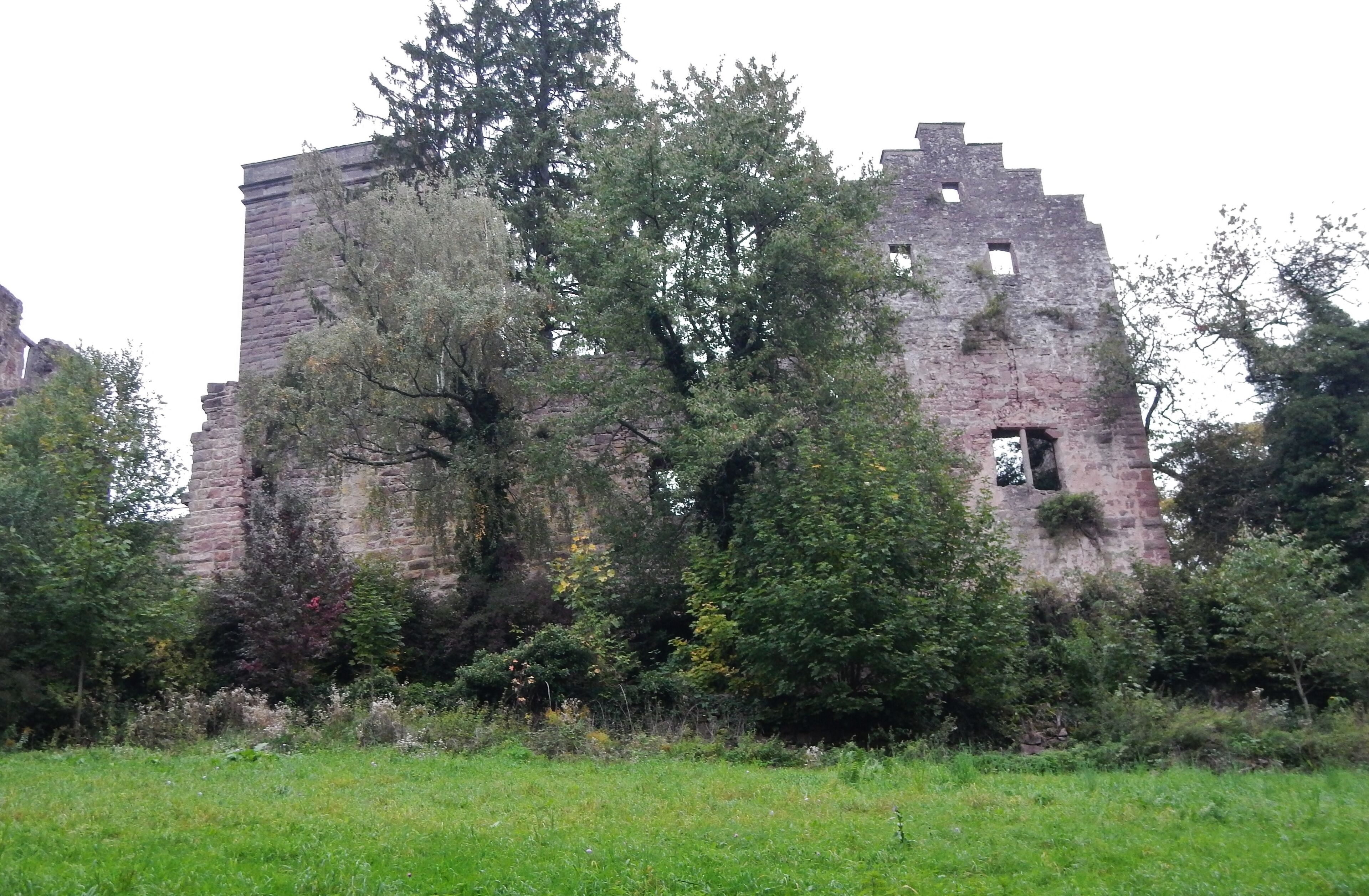 Ausblick von der Burgruine Zavelstein: Mitte des 13. Jahrhunderts erstmalig erbaut; 1630 Umbau der Burg zum Schloss, 1692 durch Truppenteile Melacs zerstört