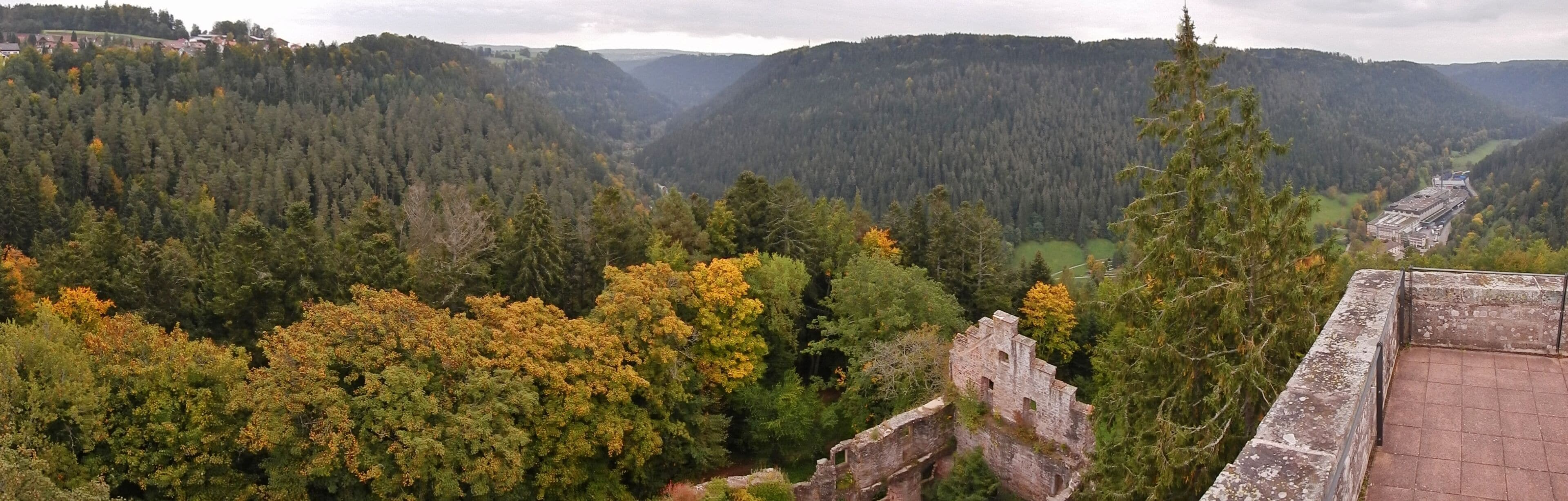 Ausblick von der Burgruine Zavelstein: Mitte des 13. Jahrhunderts erstmalig erbaut; 1630 Umbau der Burg zum Schloss, 1692 durch Truppenteile Melacs zerstört