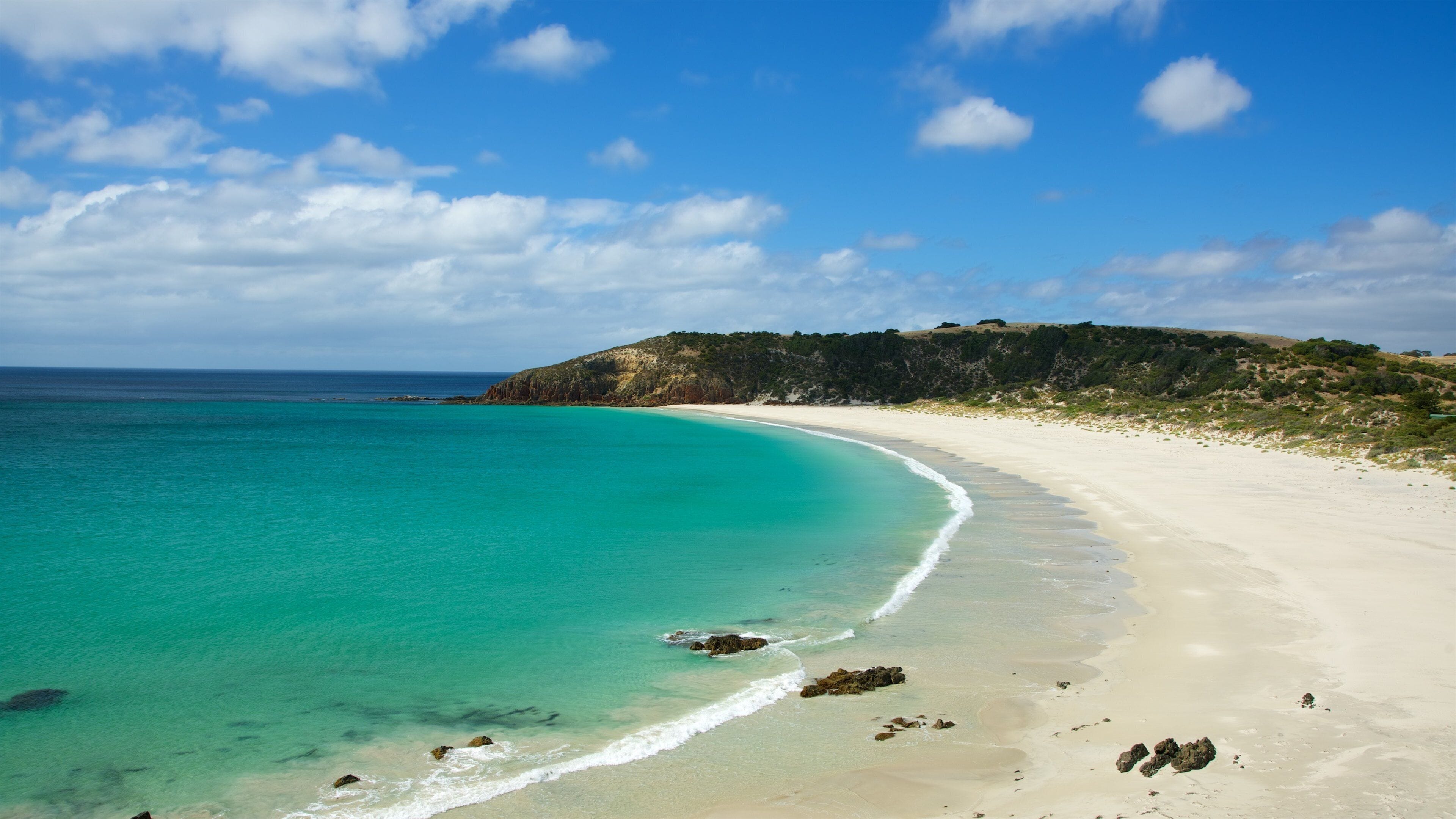 เกาะแคงการู เนื้อเรื่องที่   ชายหาด และ ชายฝั่งทะเล