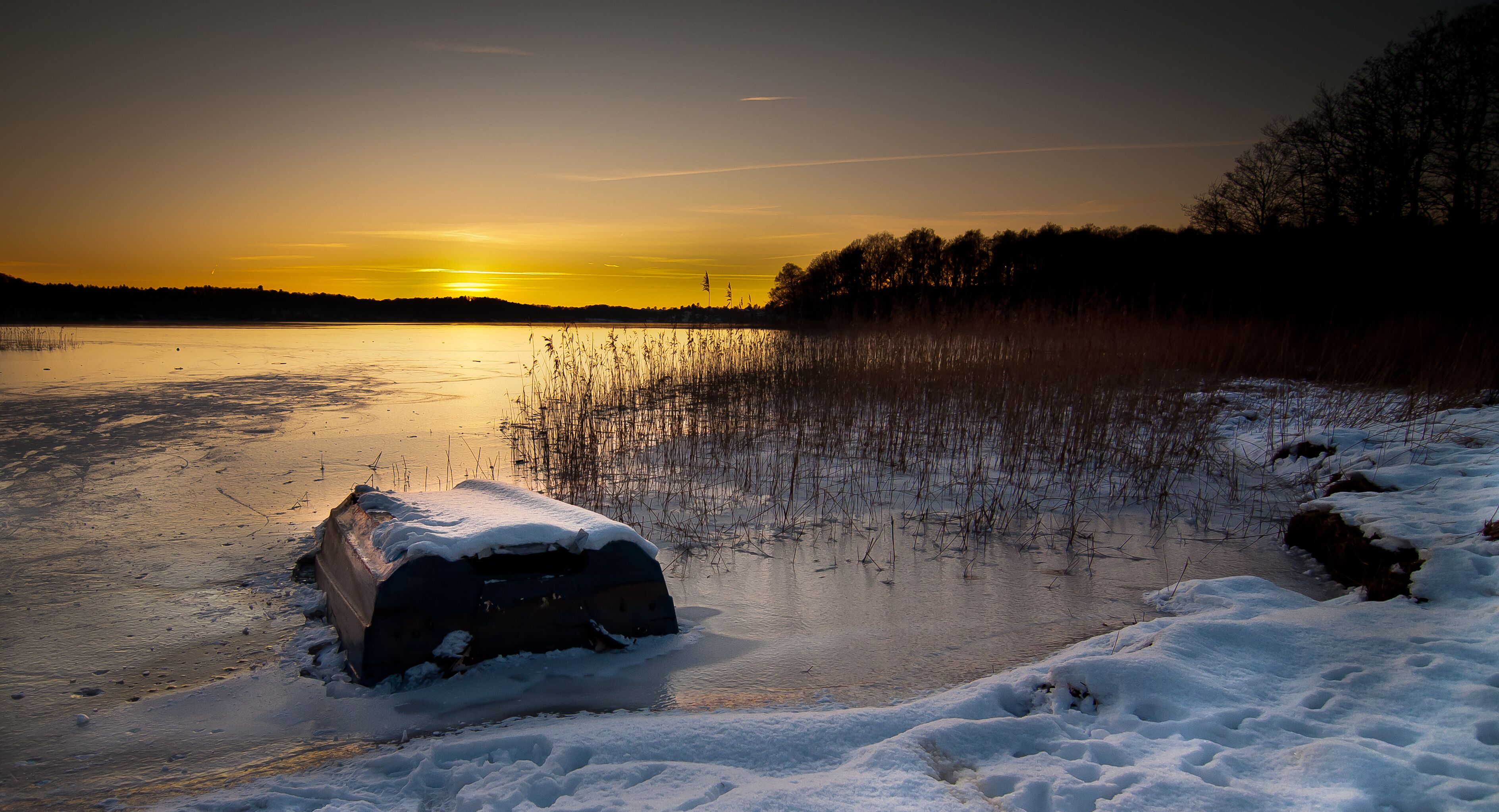 A boat at the lake