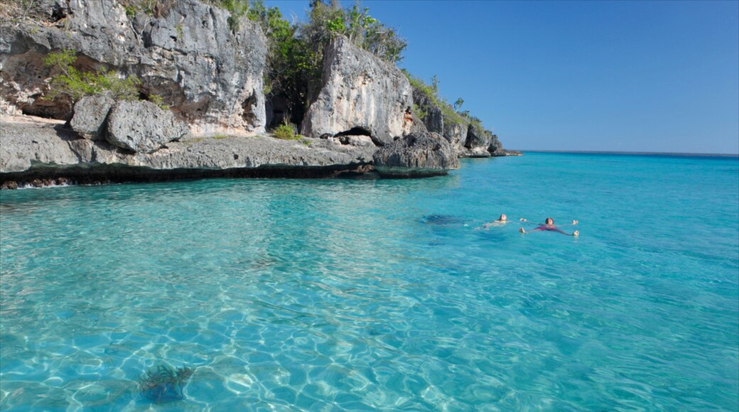 Bayahibe-stranden som viser stenete kystlinje, svømming og kyst