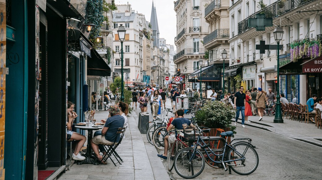 Les Halles featuring street scenes, outdoor eating and a city