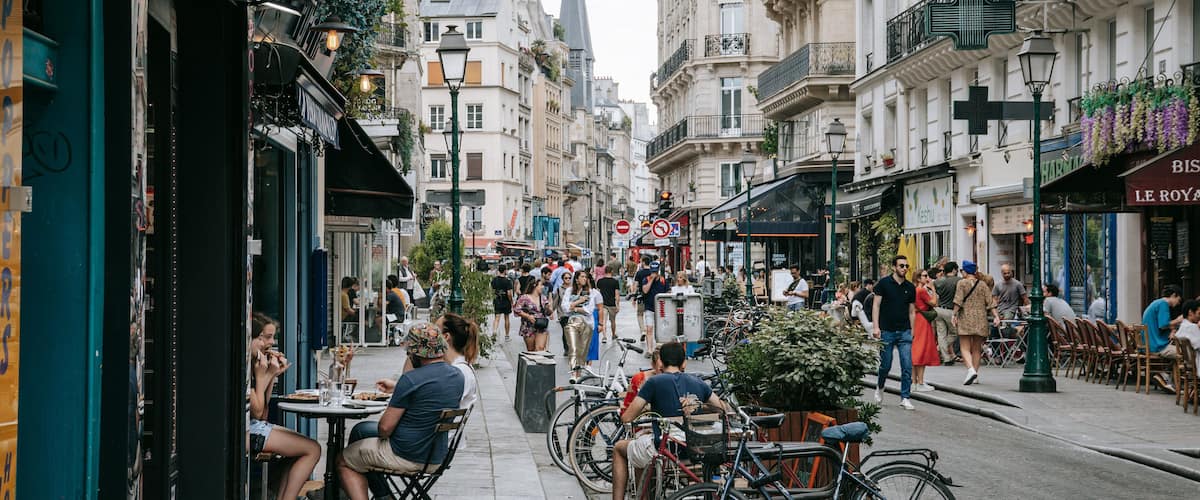 Les Halles featuring street scenes, outdoor eating and a city