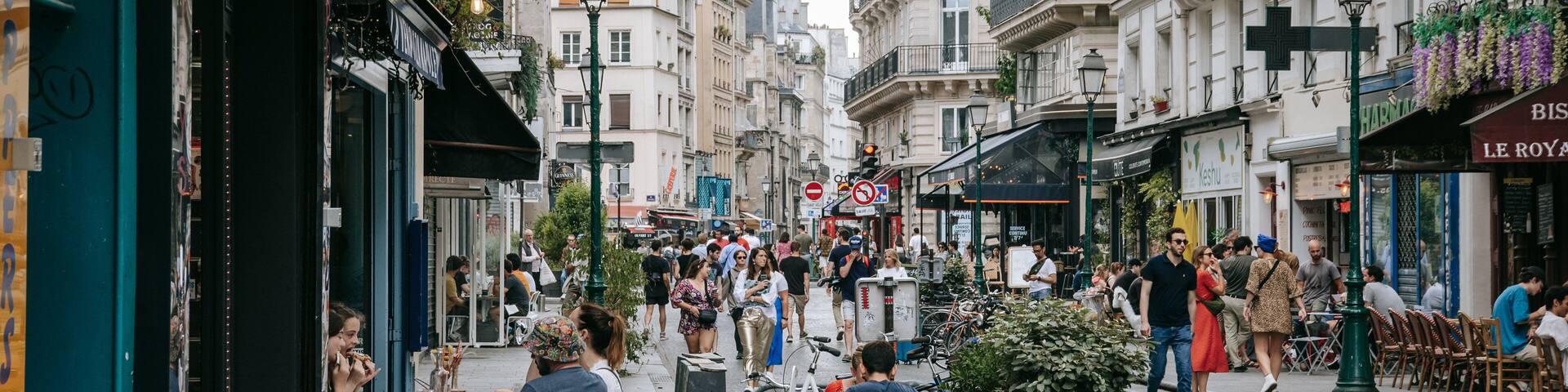 Les Halles featuring street scenes, outdoor eating and a city