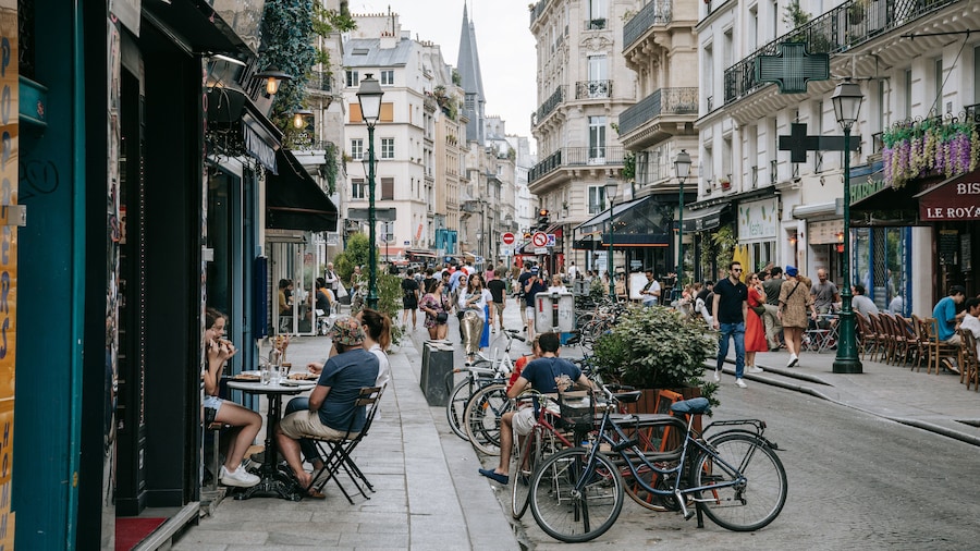 Les Halles featuring street scenes, outdoor eating and a city