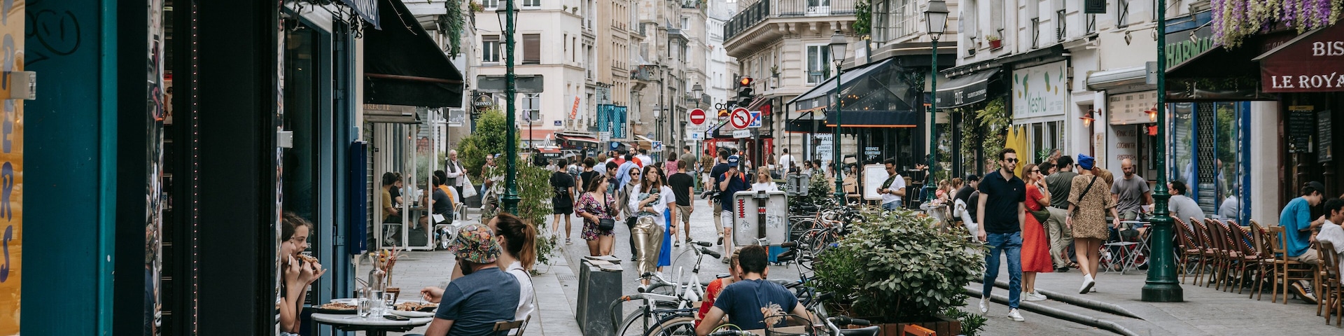 Les Halles featuring street scenes, outdoor eating and a city