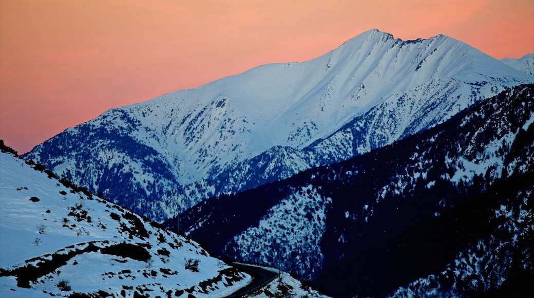 Font-Romeu-Odeillo-Via que incluye nieve, montañas y una puesta de sol