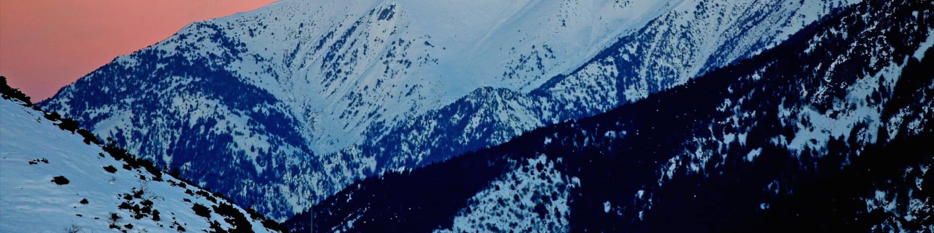 Font-Romeu-Odeillo-Via som visar berg, snö och en solnedgÄng