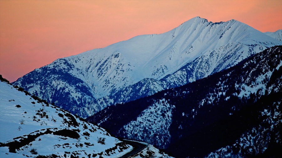 Font-Romeu-Odeillo-Via which includes snow, mountains and a sunset