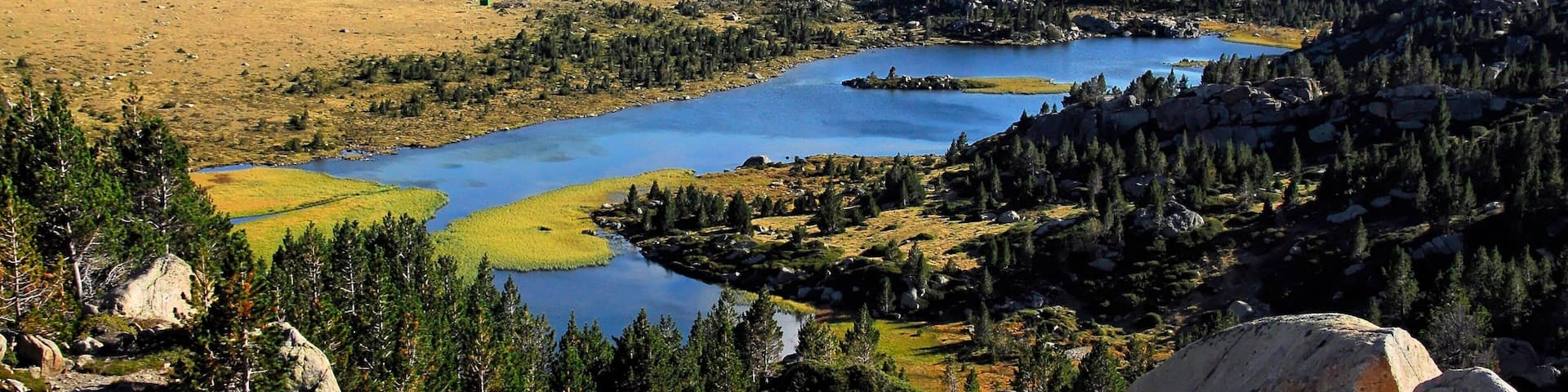 Font-Romeu-Odeillo-Via qui includes panoramas et lac ou étang