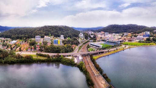 D Gosford Town Close pan