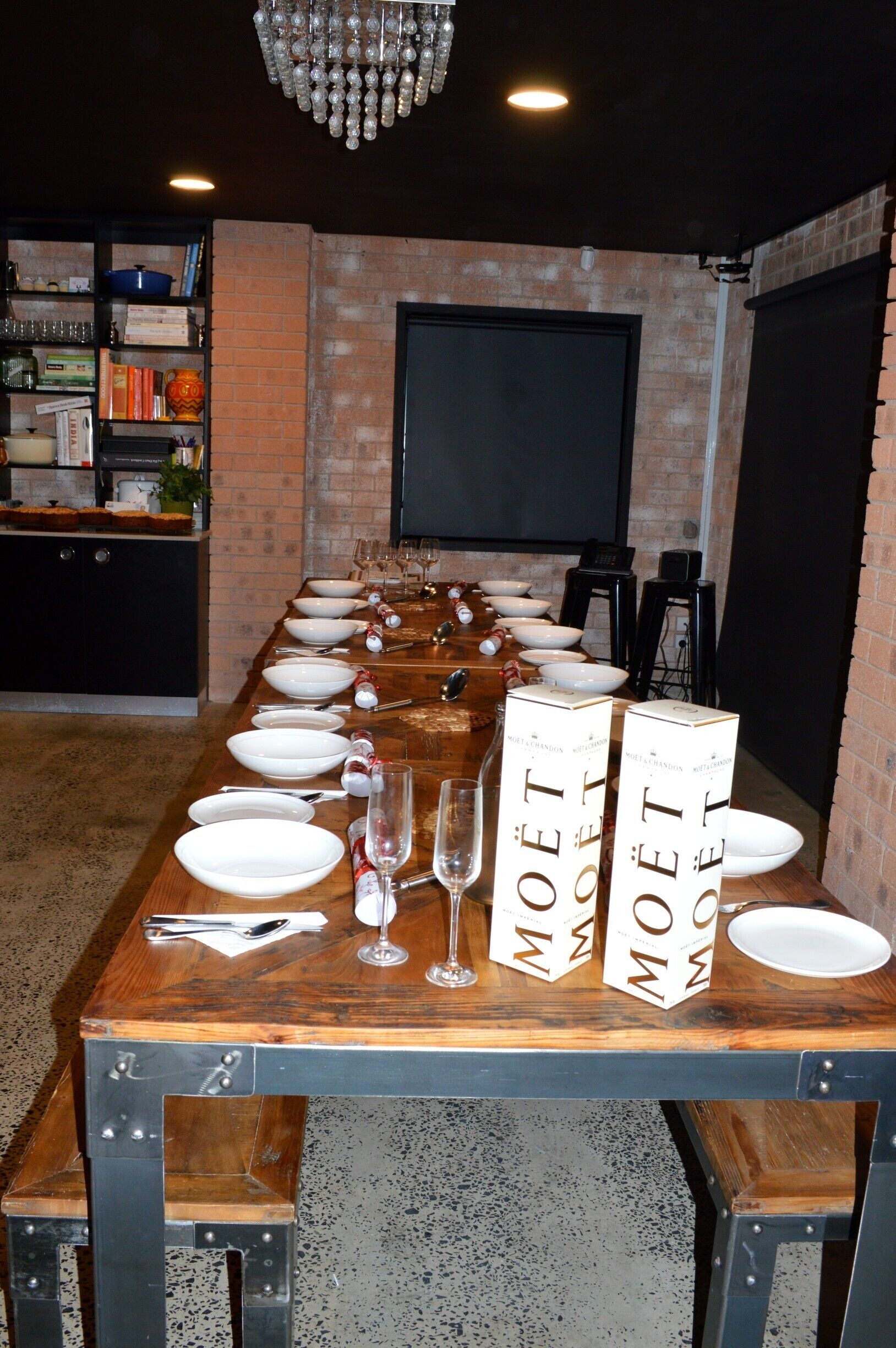 We all know her from the 1st Season of Masterchef Australia... Now you can join Julie Goodwin at her new cooking school located on the Central Coast in NSW. - Brilliant. Perfect place for a Christmas Party.
Head to my blog on facebook to read all about my experiences> www.facebook.com/4pairsofItchyFeet