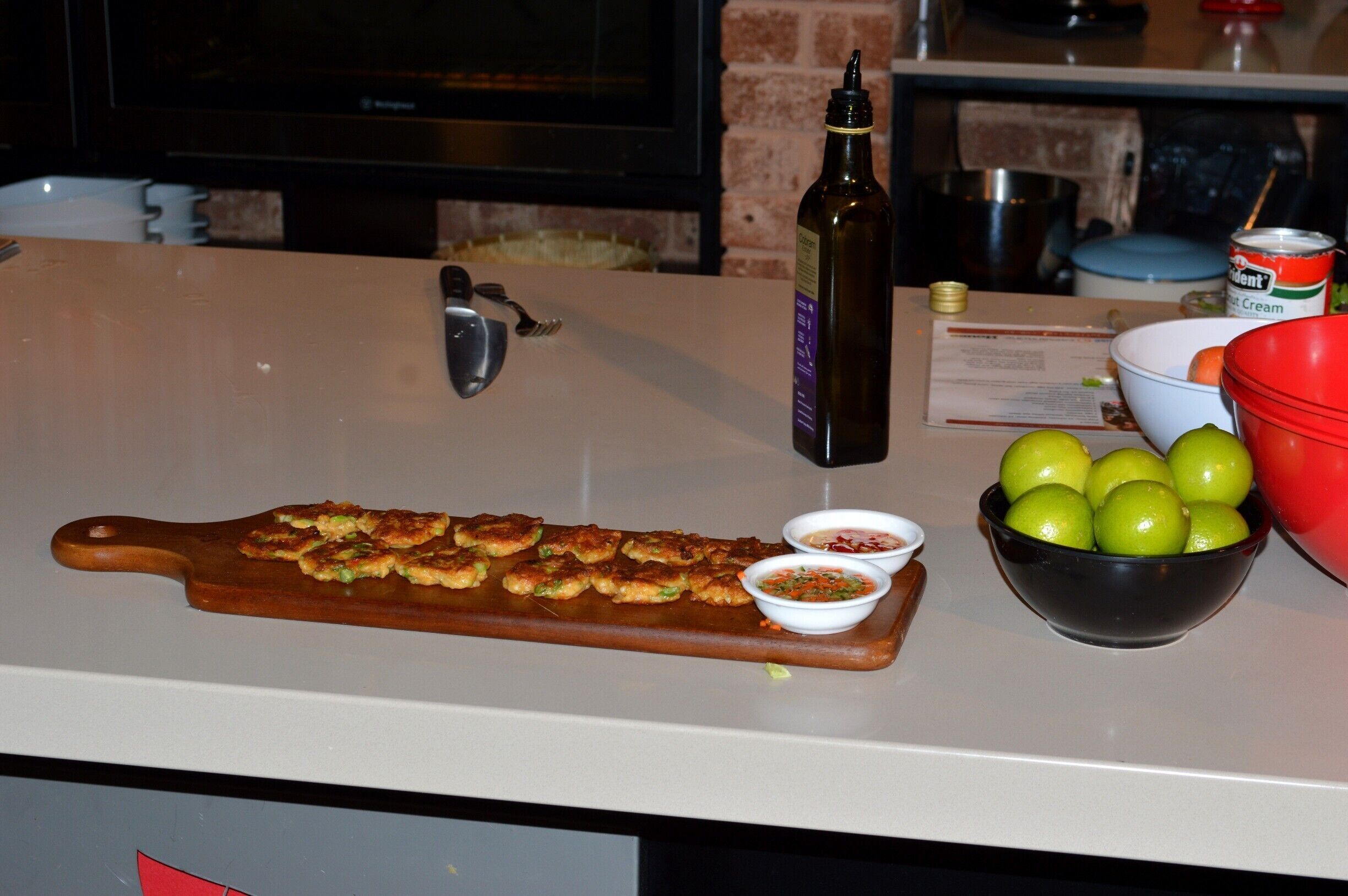 We all know her from the 1st Season of Masterchef Australia... Now you can join Julie Goodwin at her new cooking school located on the Central Coast in NSW. - Brilliant.  These are Julie's 'Rustic' Thai Fish Cakes with 2 dipping sauces.
Head to my blog on facebook to read all about my experiences> www.facebook.com/4pairsofItchyFeet