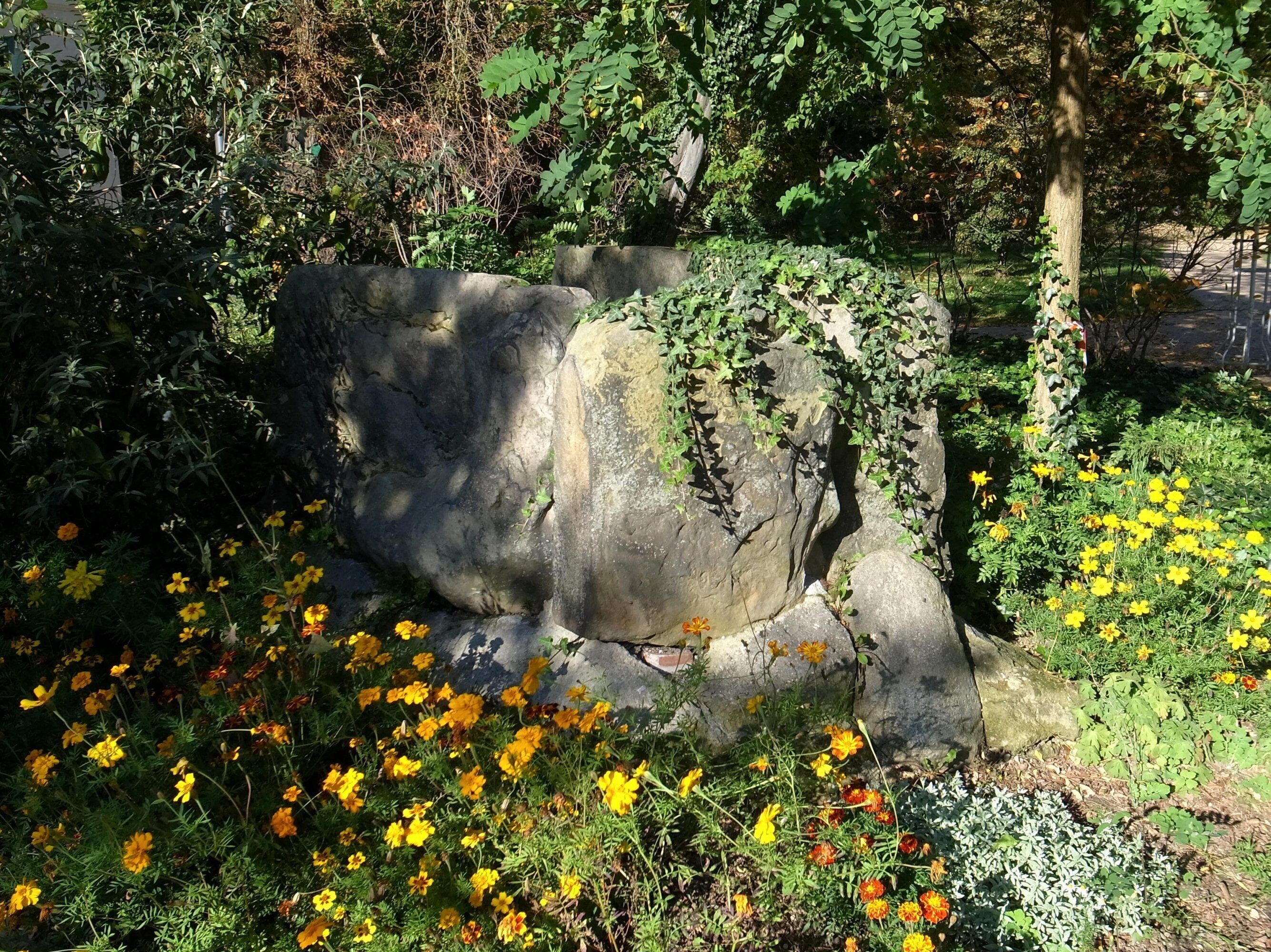 Köthen, Steinkiste Plömnitz, Grabmal im Schlosspark. Wiederaufgebautes Steinkistengrab, Originalstandort war in Plömnitz.