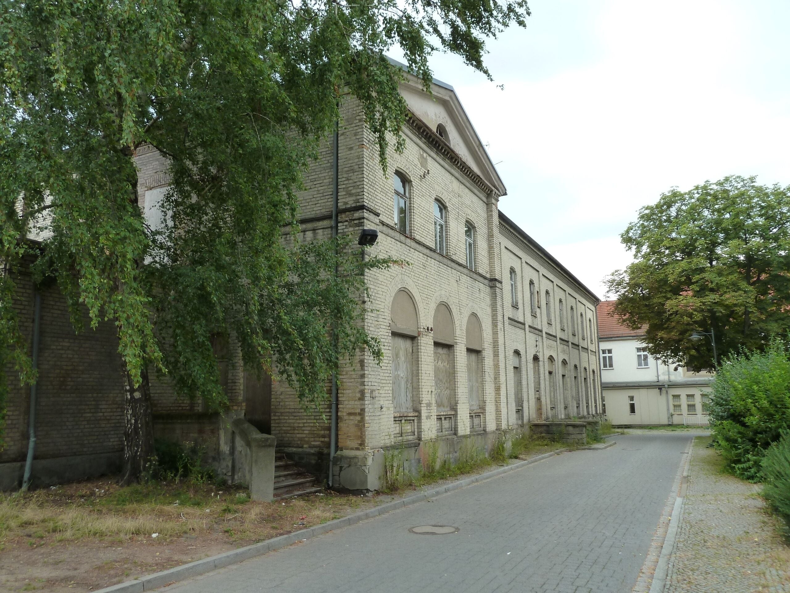 The Berlin-Halberstädter Bahnhof in Köthen (adjacent to the recent Köthen station) was in use from about 1870/71 to 1917. The neogotic building is part of sequences of station buildings from different epoches wich is unique for Gernamy. View from Northwest