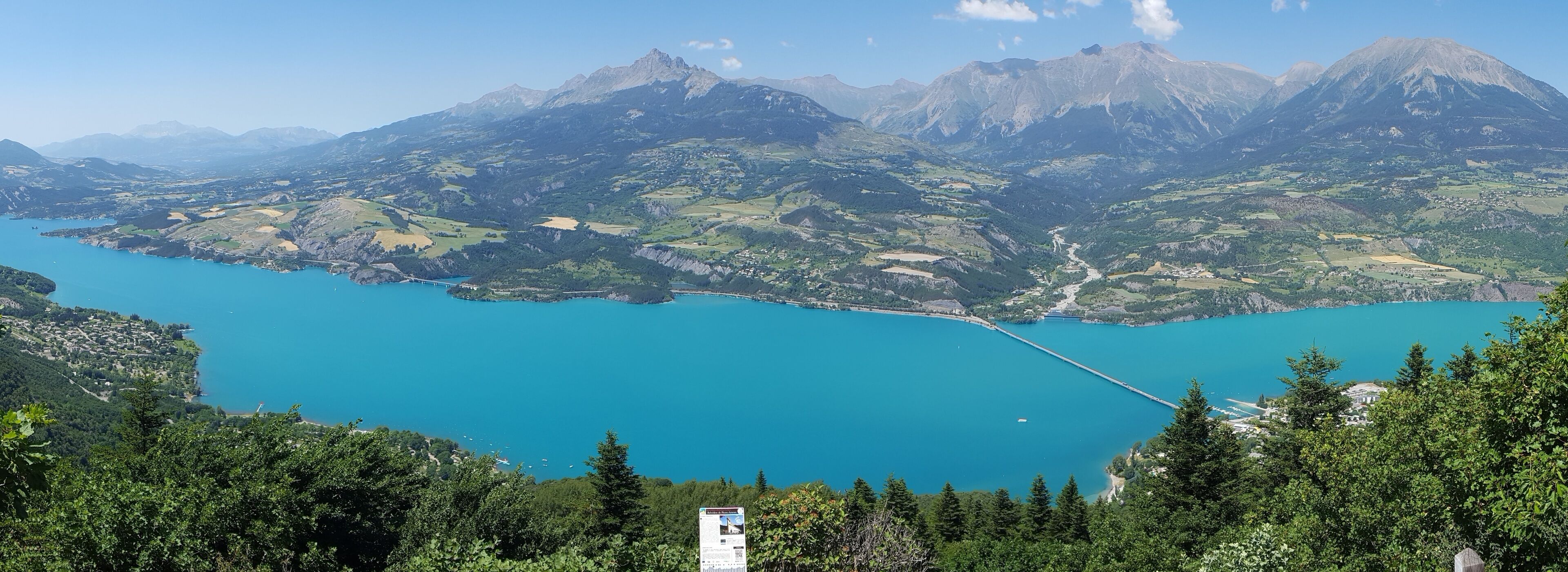 Le lac Serre Poncon, depuis le belvédère Pierre Arnoux