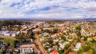 Una vista panorámica de un pueblo con casas residenciales, calles y una extensa zona industrial.